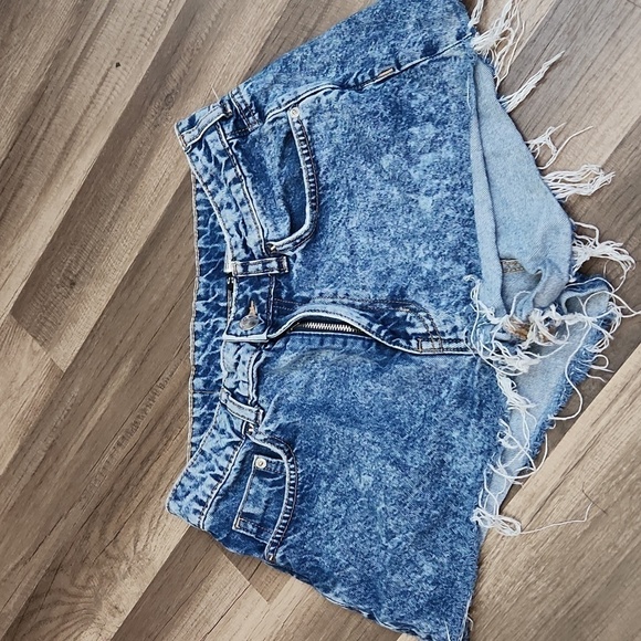 DIVIDED H & M Denim Acid Washed Shorts size 8 - Picture 1 of 5